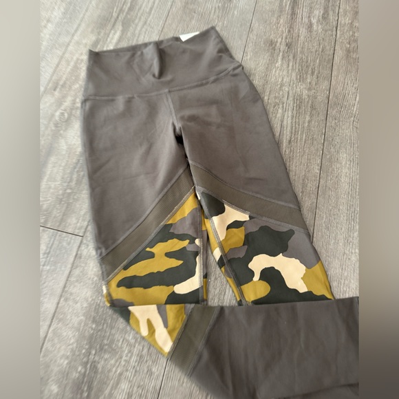 AERIE the hugger camo leggings 🤍 - Picture 9 of 10